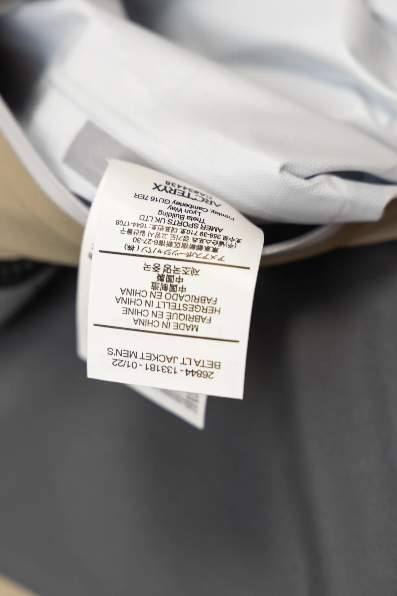 ARC‘TERYX x beams Beta Series-、 Factory TNF ； zp ； 21777 ～ zp Logo ； ； BETA： 。 LT ： ， Wear-Resistant。 GORE-TEX： 、 、Breathable Ykk ； COLOR: SIZE：S M L XL S ： 72 116 60 48 M ： 74 118 62 50 L ： 76 122 64 52 XL ： 78 126 66 54